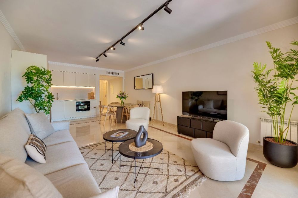 Stylish 3-bed home with beautiful outdoor terrace.