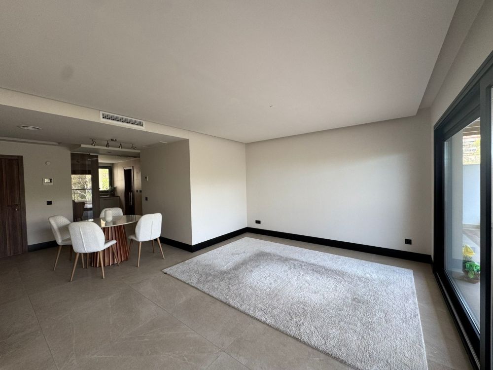 Elegant 2-Bedroom Apartment with Lake Views in Marbella Lake