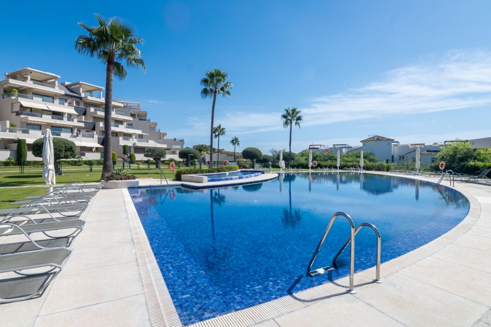 Stylish modern ground-floor apartment for sale in Arrayanes golf, Benahavís