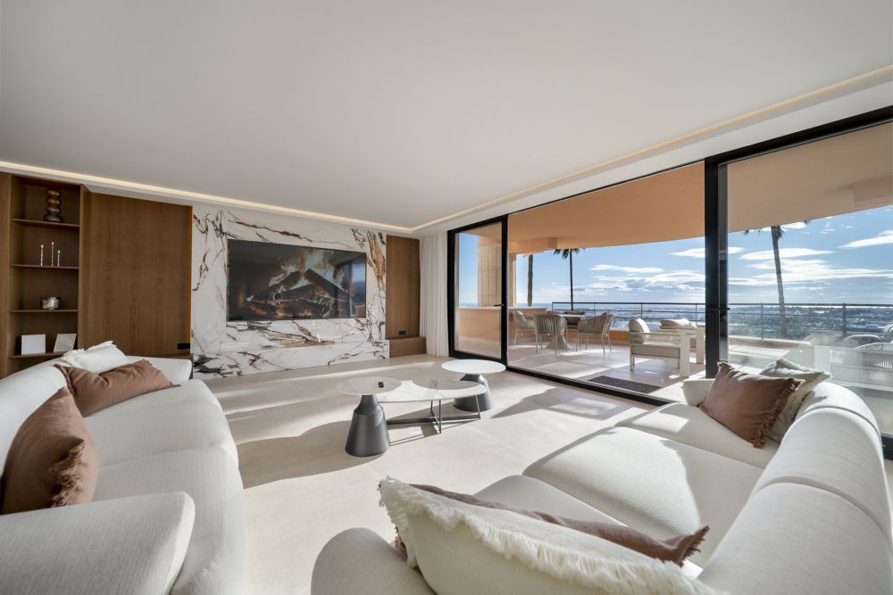 Luxury Renovated Apartment with Panoramic Sea Views in Magna Marbella