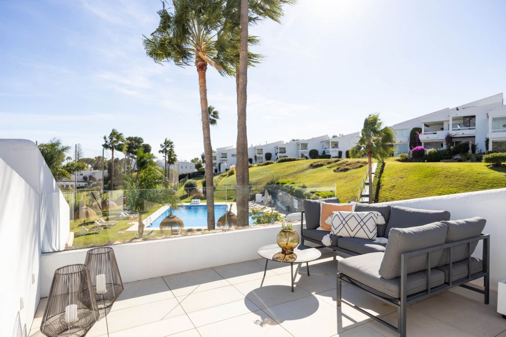 Contemporary apartment with golf views for sale in Nueva Andalucia, Marbella