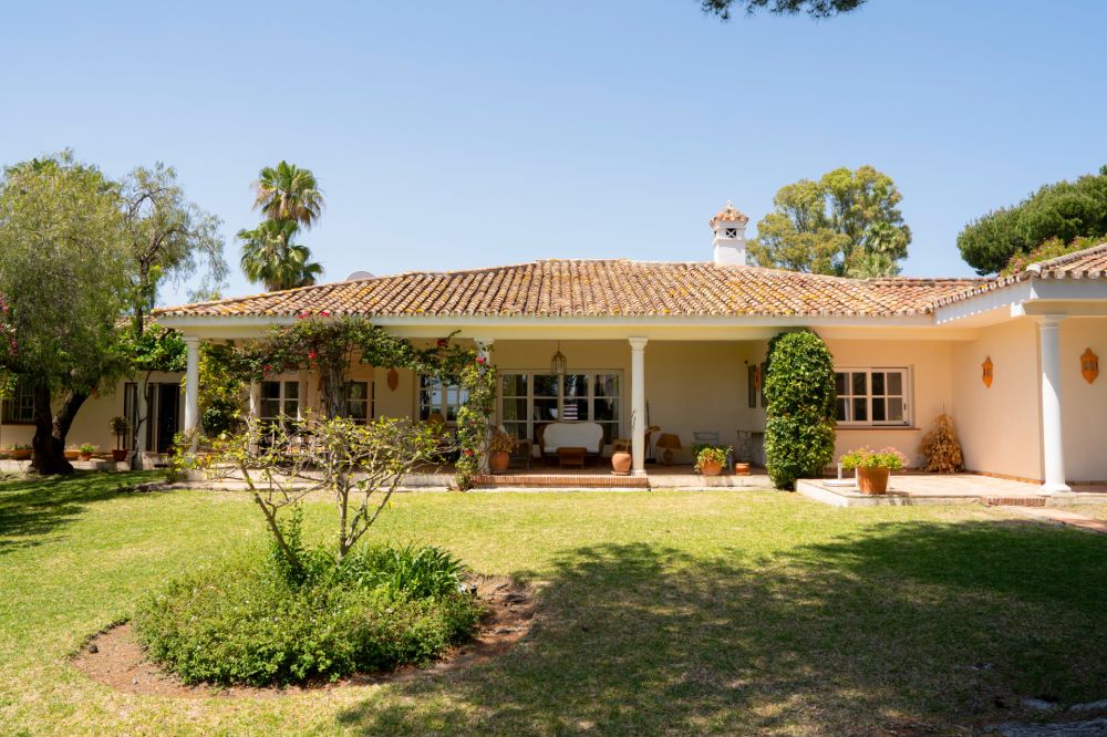 Elegant villa with renovation potential for sale in Estepona
