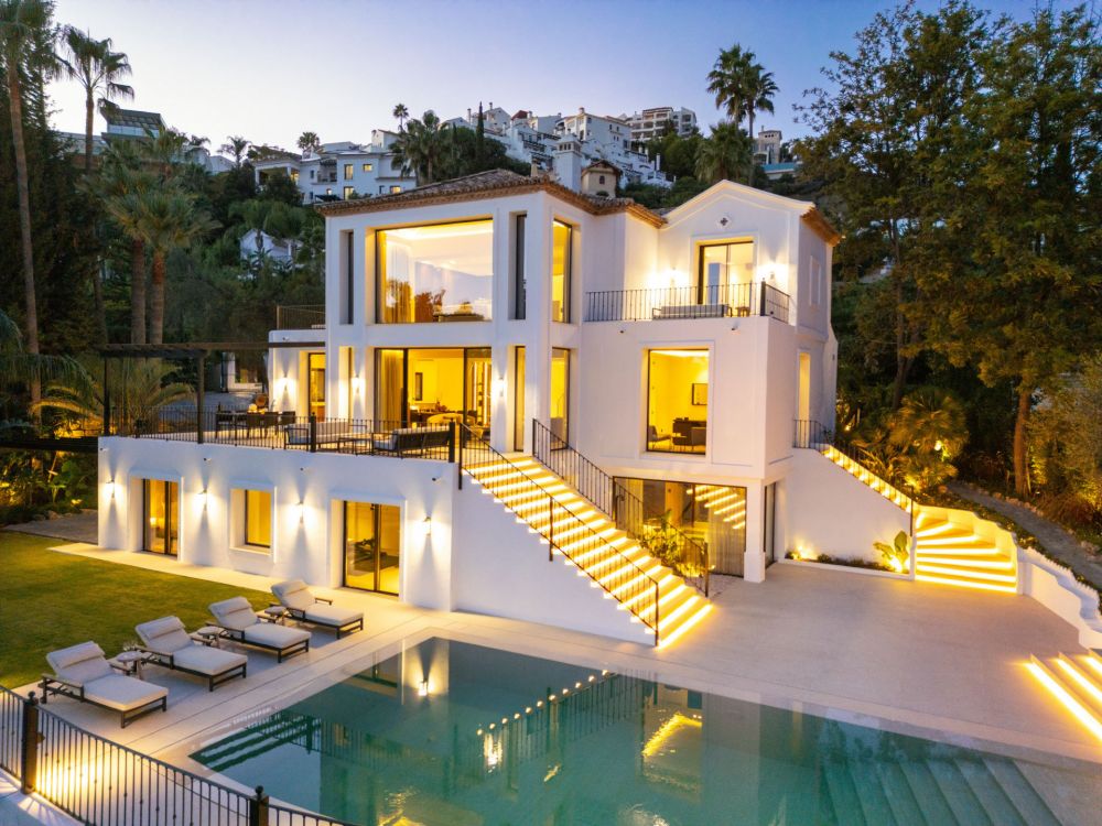 Luxury contemporary villa for sale in Benahavis