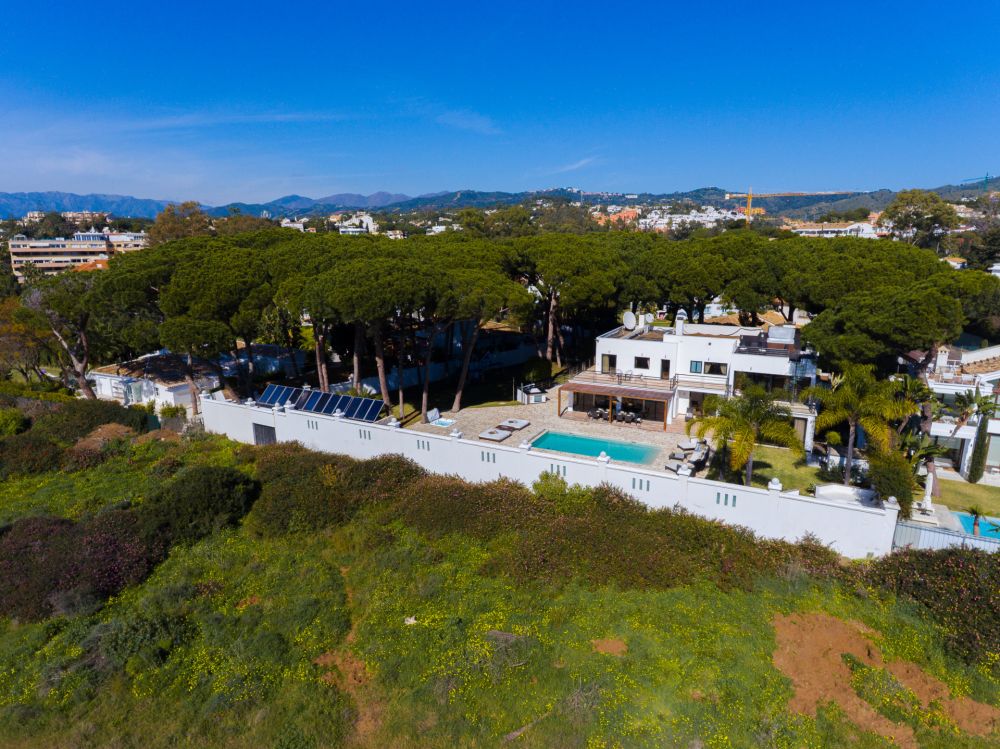 Magnificent beachfront villa for sale in Marbella East