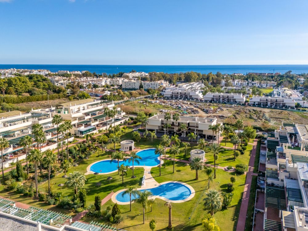 Modern apartment for sale 5 minutes walking from the beach in Nueva Andalucia, Marbella