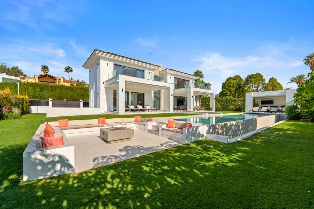 Luxury modern villa for sale in La Quinta, Benahavis