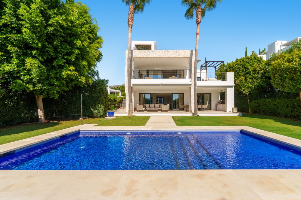Contemporary luxury villa for sale in a secure gated community in Nueva Andalucia, Marbella