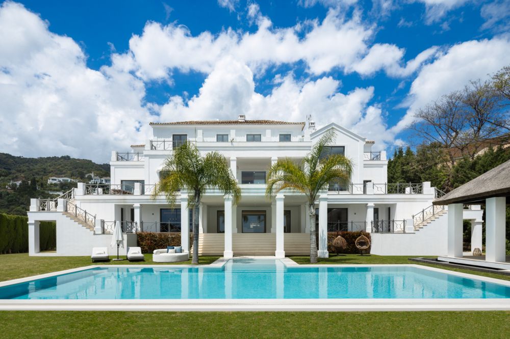 Grand modern residence for sale in Benahavís with indoor pool