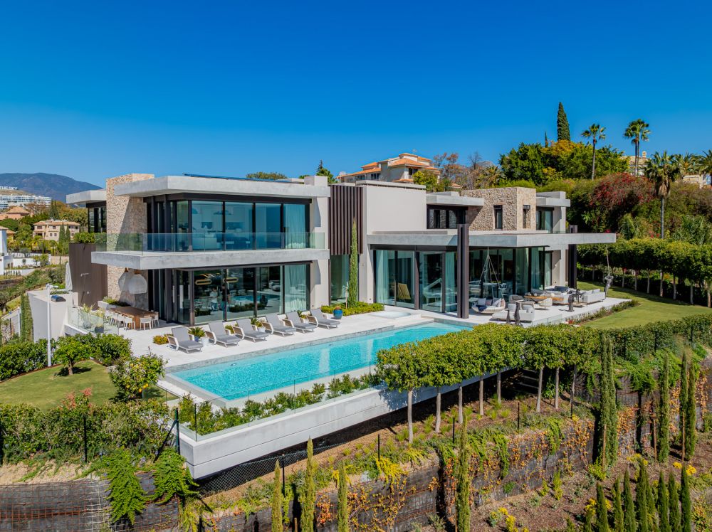 Expansive luxury villa for sale in La Quinta, Benahavis with indoor spa.