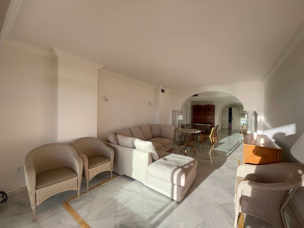 Espacioso y luminoso apartamento con vistas al mar en Nueva Andalucía