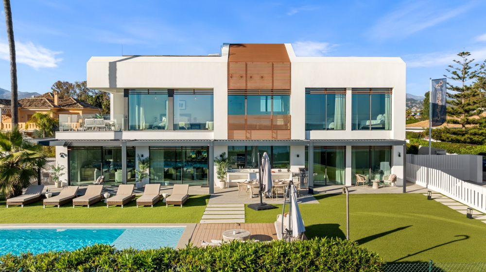Villa frente al mar en venta en Estepona
