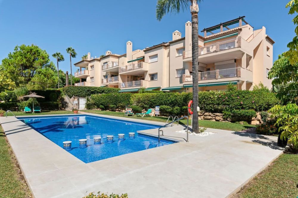 Moderno apartamento de lujo en planta baja en venta en Marbella