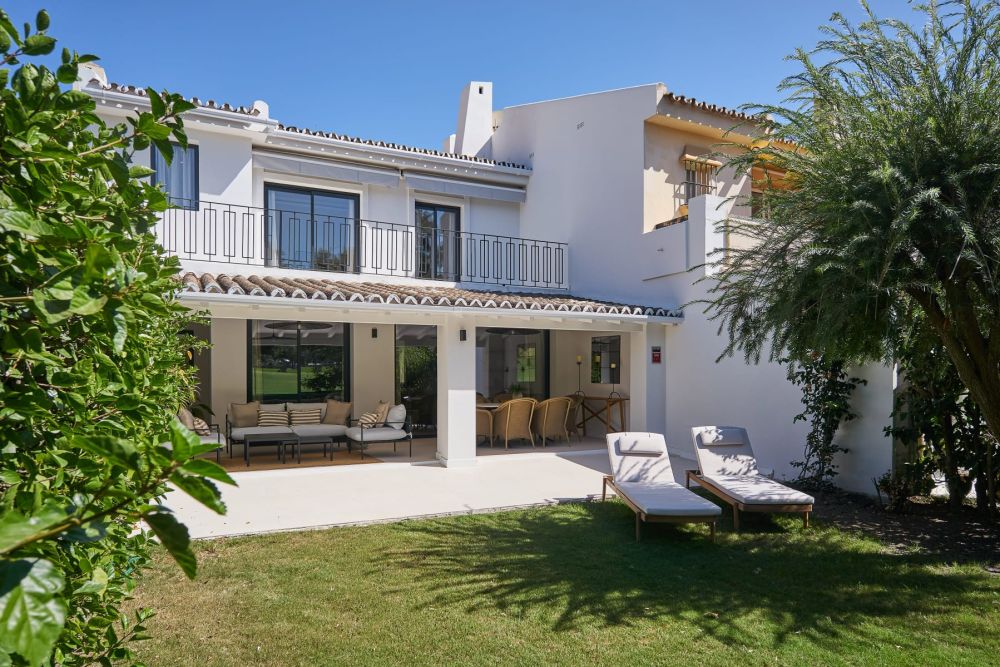 Casa adosada primera linea de Aloha Golf en venta en Nueva Andalucía, Marbella