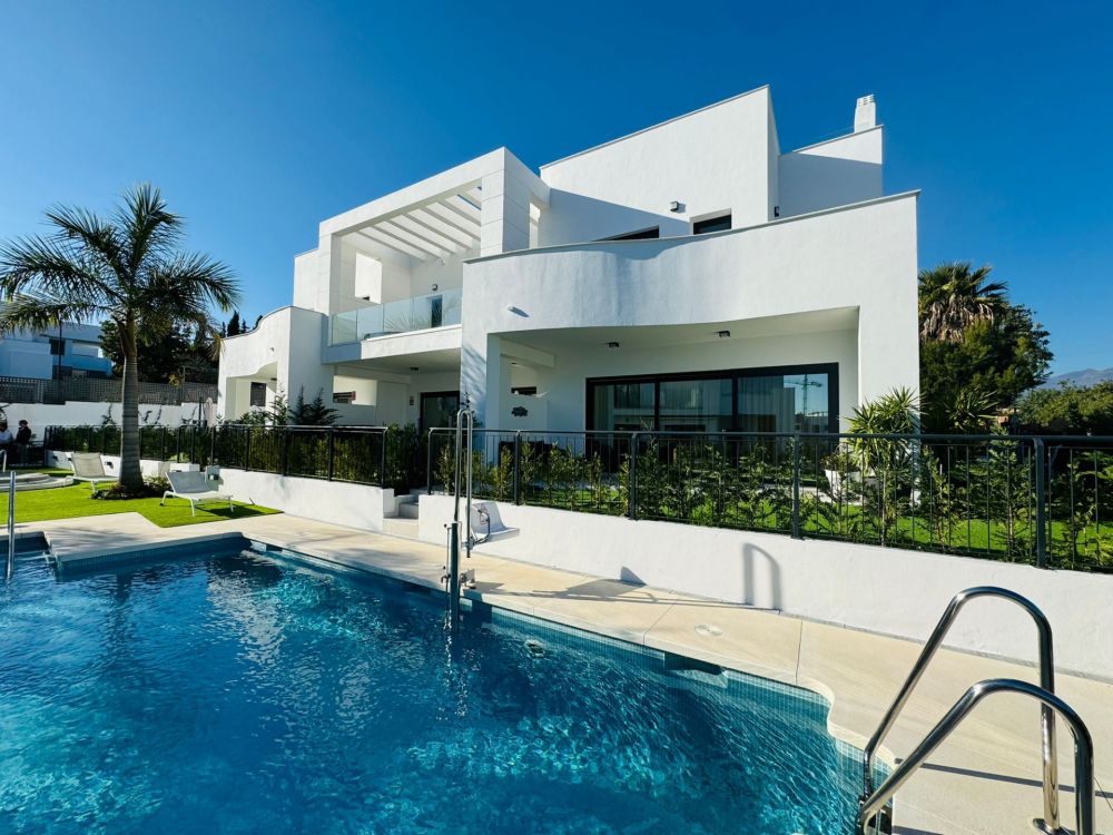 Modern, bright 3 bed townhouse for sale in Bel Air, Estepona