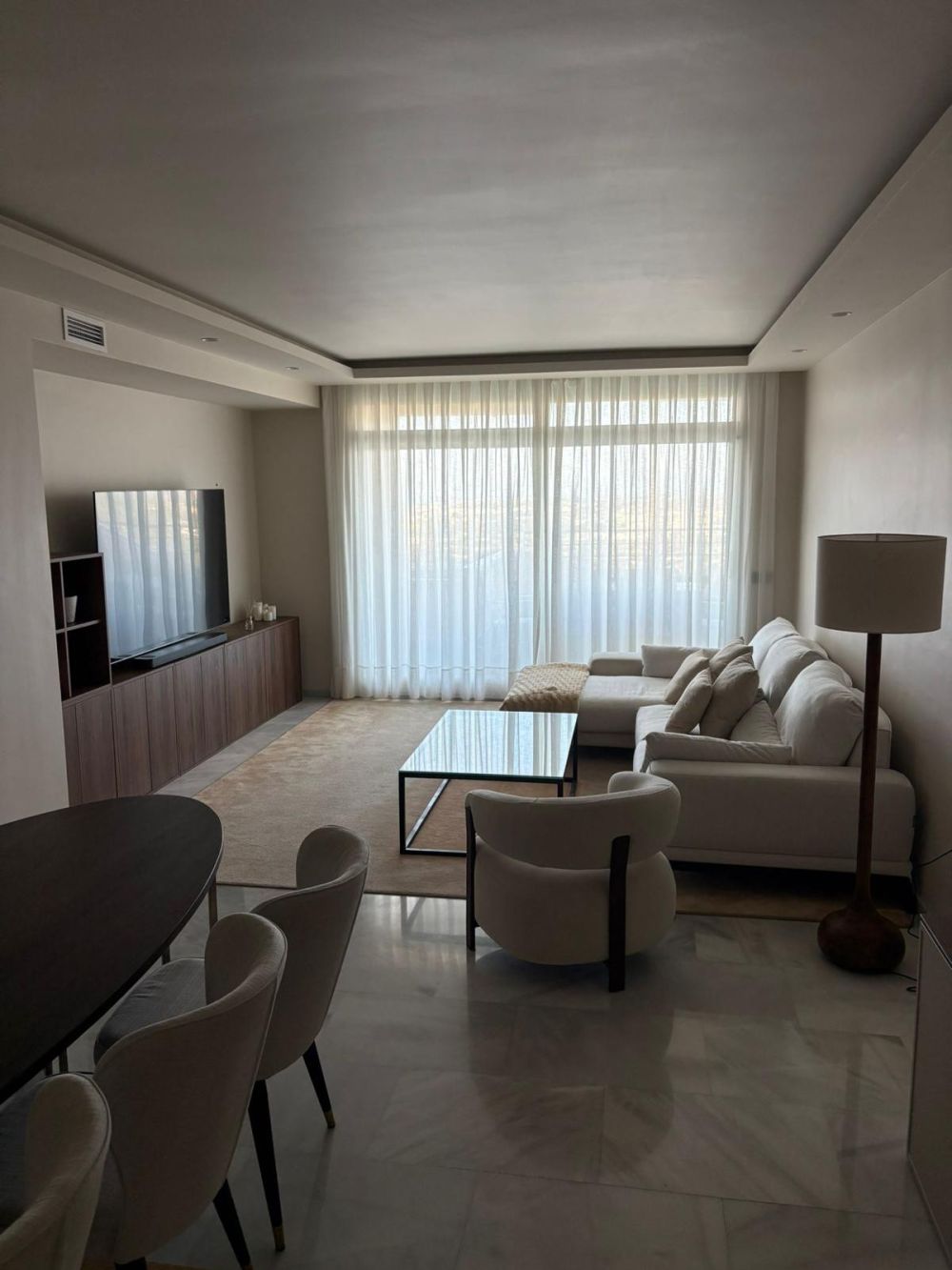 Amplio apartamento de 2 dormitorios con vistas panorámicas al mar en Nueva Andalucía