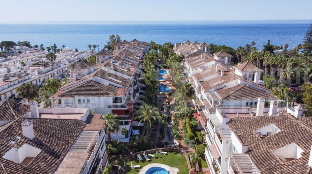Apartamento de 3 plantas en primera línea de playa en Milla de Oro de Marbella
