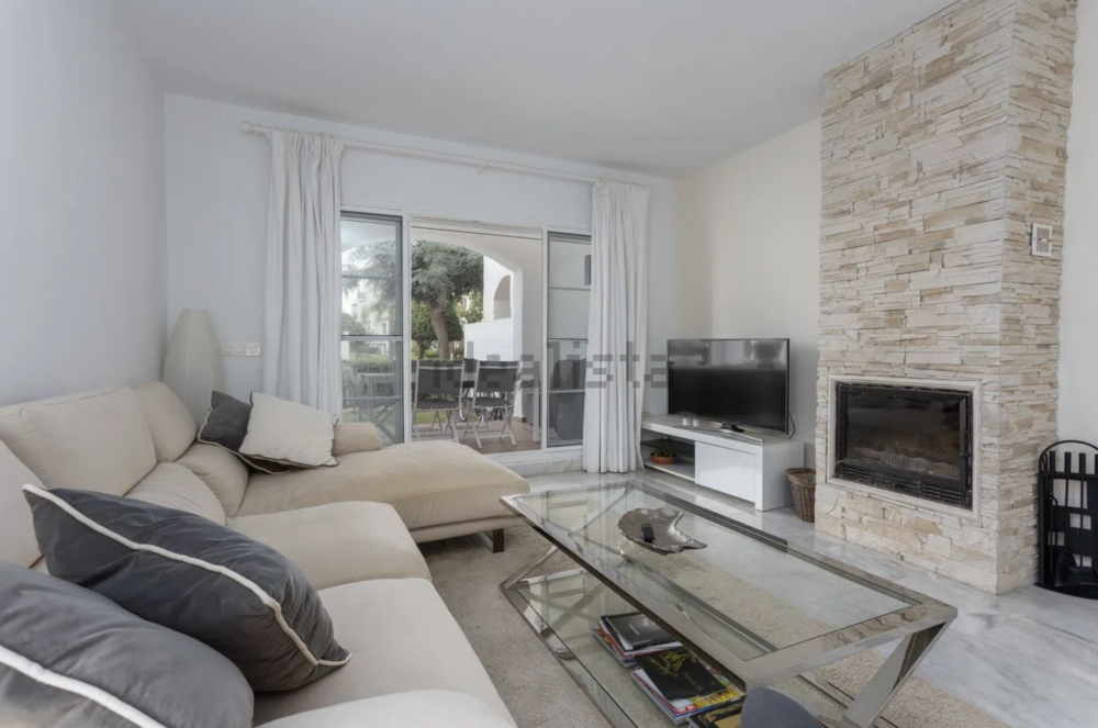 Apartamento de planta baja de 3 camas renovado en la comunidad frente a la playa