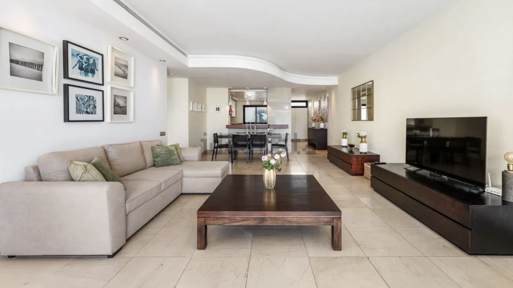 Stylish 2-Bed Marina Apartment with Sea Views in Puerto Banús