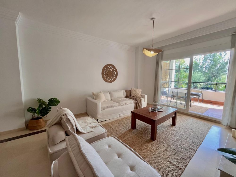 2-Bedroom Apartment in Nueva Andalucía with Communal Pool