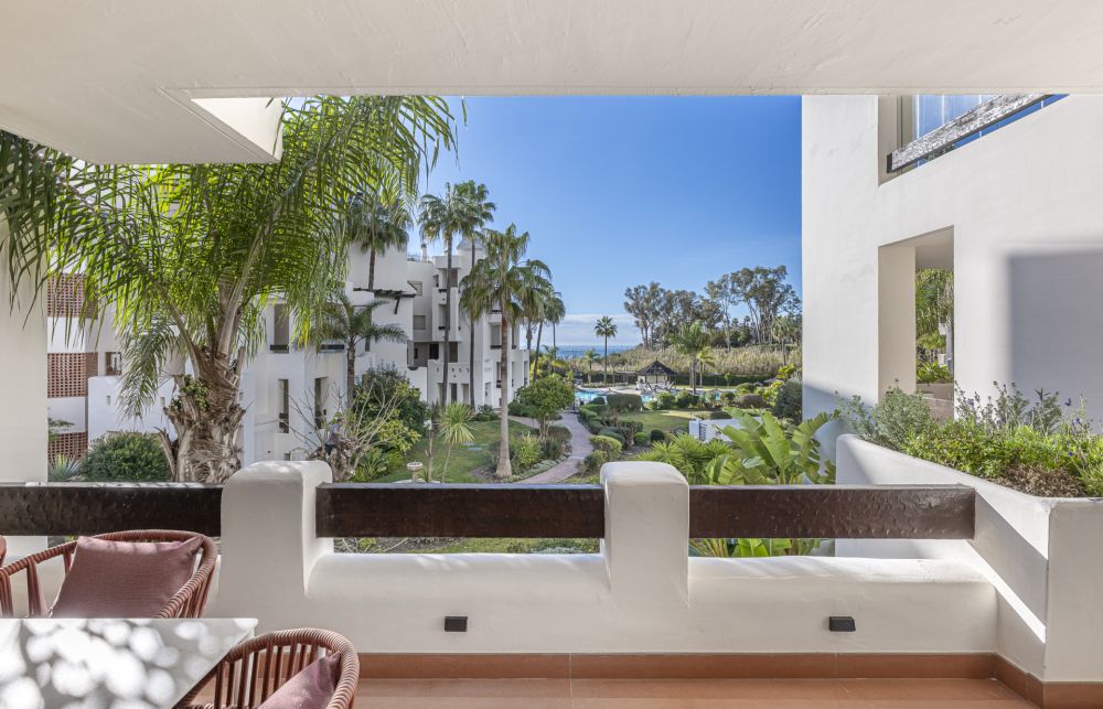 3-Bed Beachfront Apartment in Bahía del Velerín, New Golden Mile