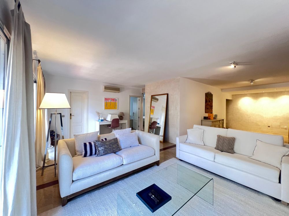 Elegant Marbella apartment with terrace and modern bathroom.