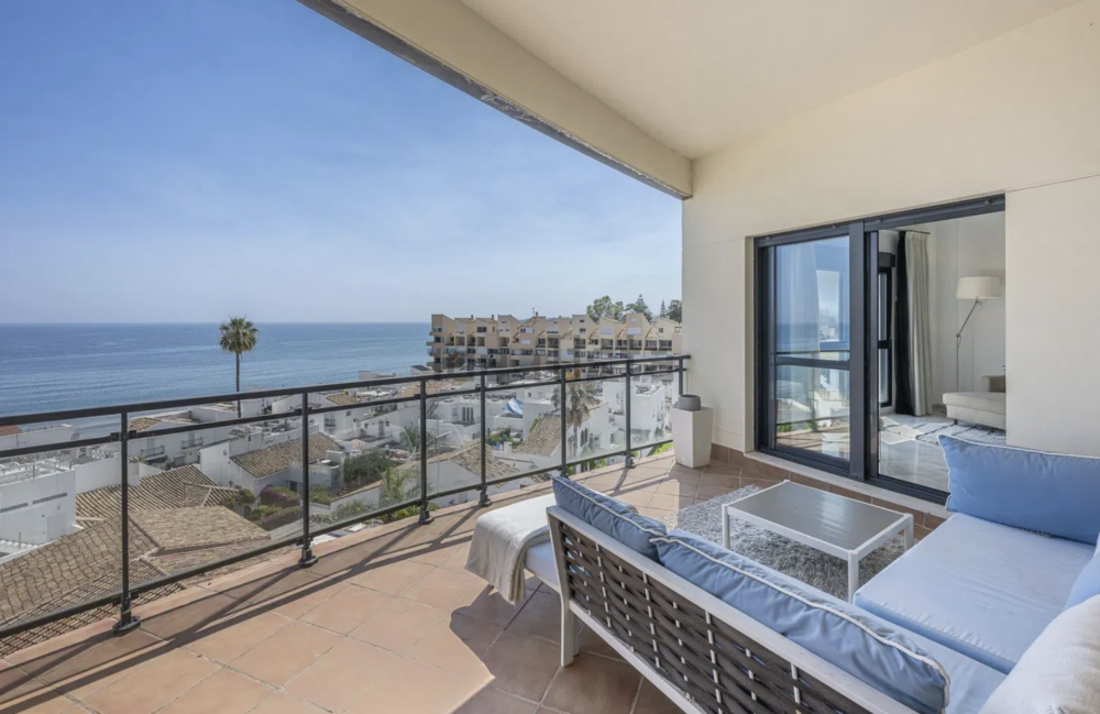 Impresionante ático frente a la playa con vistas directas al mar en Estepona