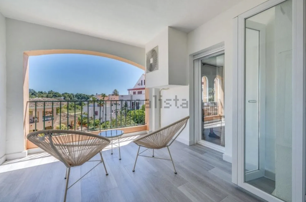 Apartamento reformado con Terraza – Puerto Golf, Nueva Andalucía