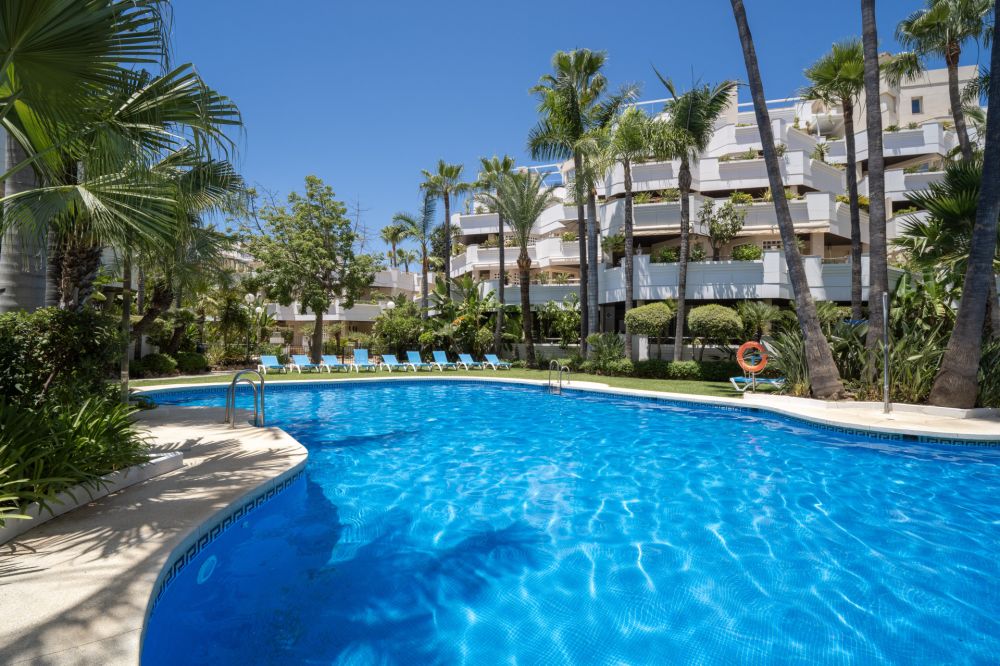 Elegant 2-Bedroom Apartment in Prime Nueva Andalucía Location