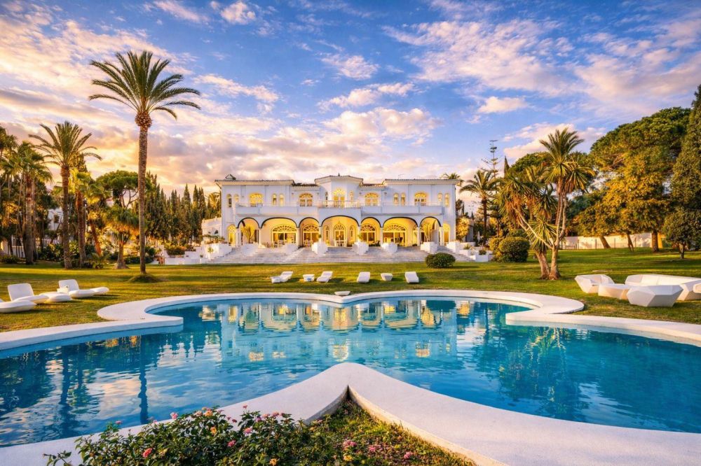 Grand Palace with 8 Suites in Urb. Atalaya Río Verde