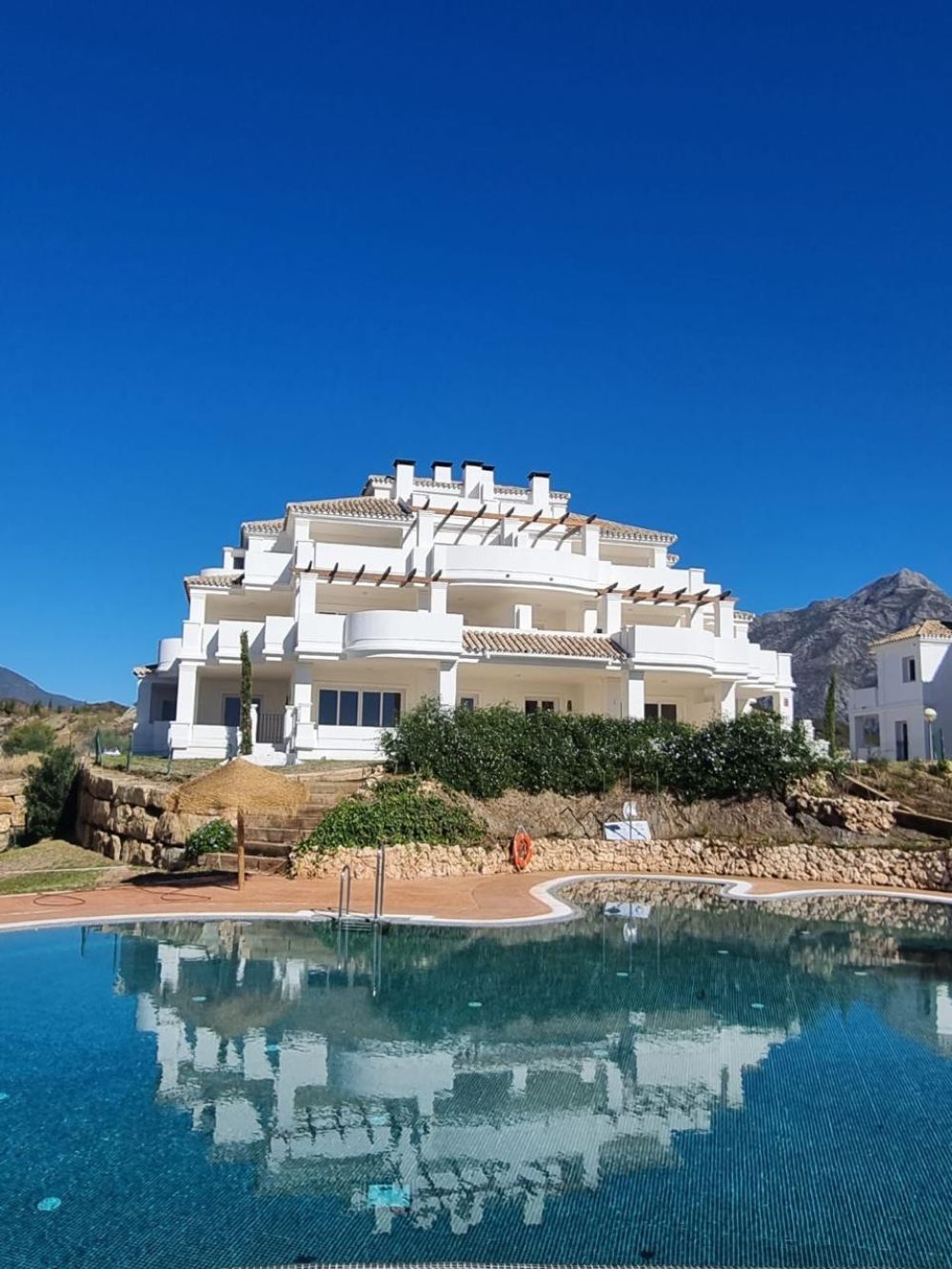 Modern 2-Bedroom Apartment with Sea and Pool Views in Aloha, Marbella