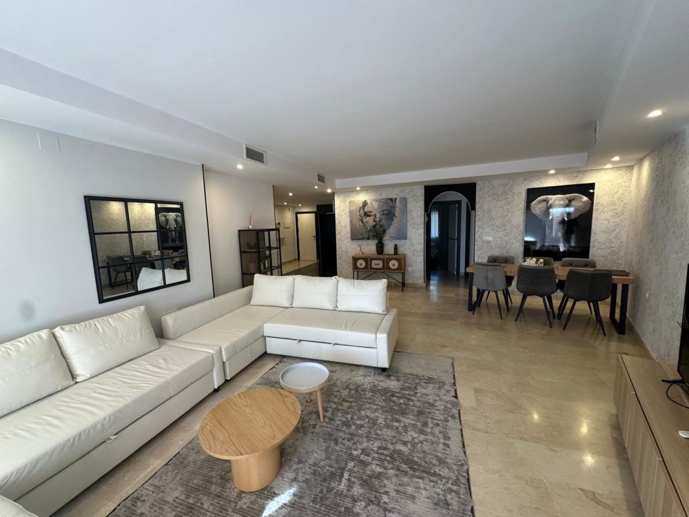 Spacious 3-Bedroom Apartment with Private Garage in Oasis de Marbella