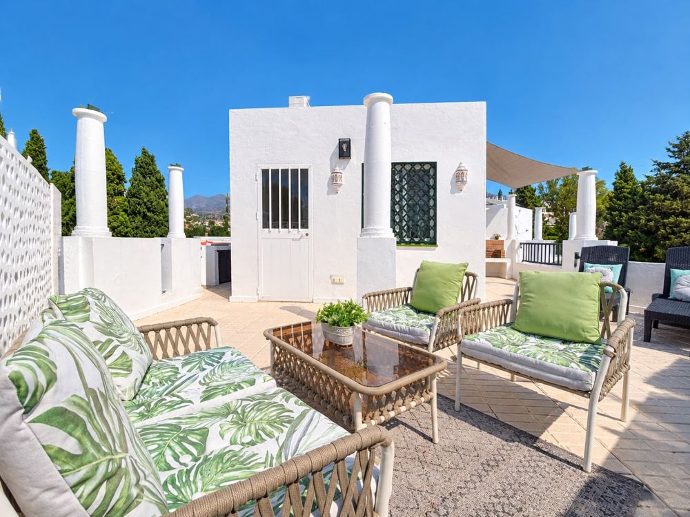 Renovated 4-bed townhouse with rooftop solarium and golf views — Soleuropa Golf, Nueva Andalucía