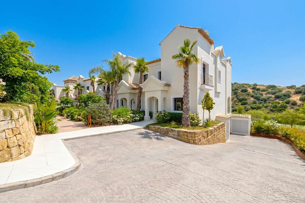 Renovated 3-bedroom townhouse on a frontline golf development – Estepona