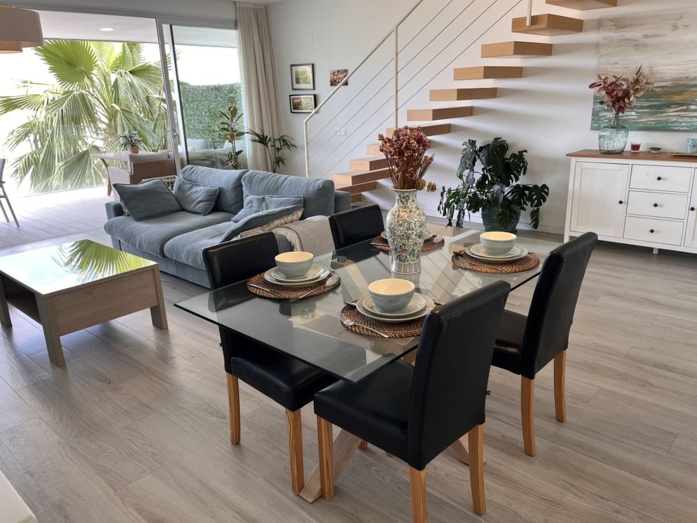 MODERN 3-BEDROOM TOWNHOUSE WITH PRIVATE SOLARIUM AND SEA VIEWS IN CANCELADA, ESTEPONA