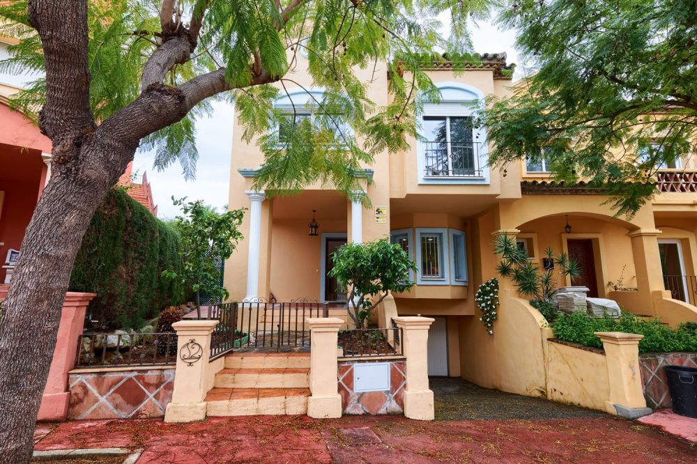 Elegante Casa Adosada en La Alzambra, Marbella – Cerca de Puerto Banús
