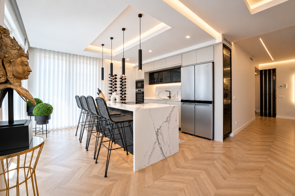 Luxury Renovated Apartment with Private South-Facing Terrace in Las Tortugas, Nueva Andalucía