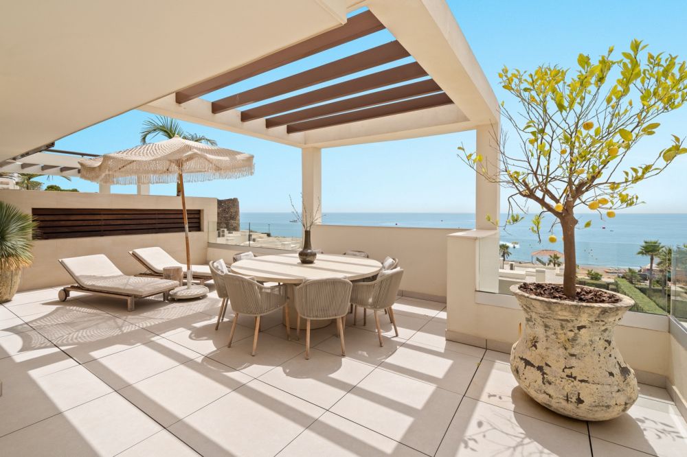 Ático dúplex en primera línea de playa en Velaya, en la Nueva Milla de Oro de Estepona