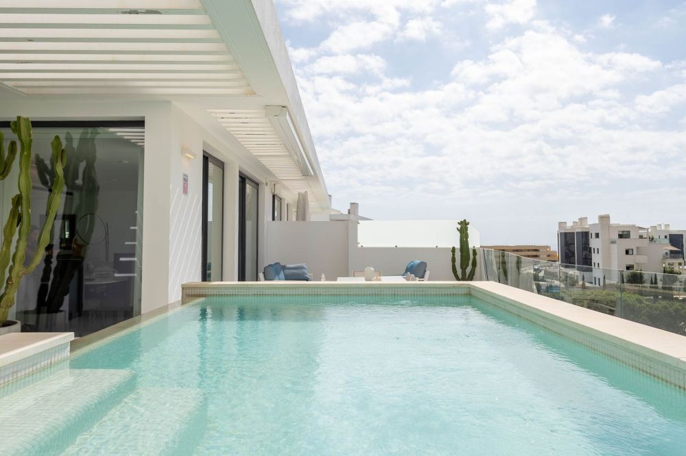 Ático en última planta con piscina propia en una terraza de 112 m² orientada al suroeste: dos dormitorios, dos baños, dos plazas de garaje y trastero.