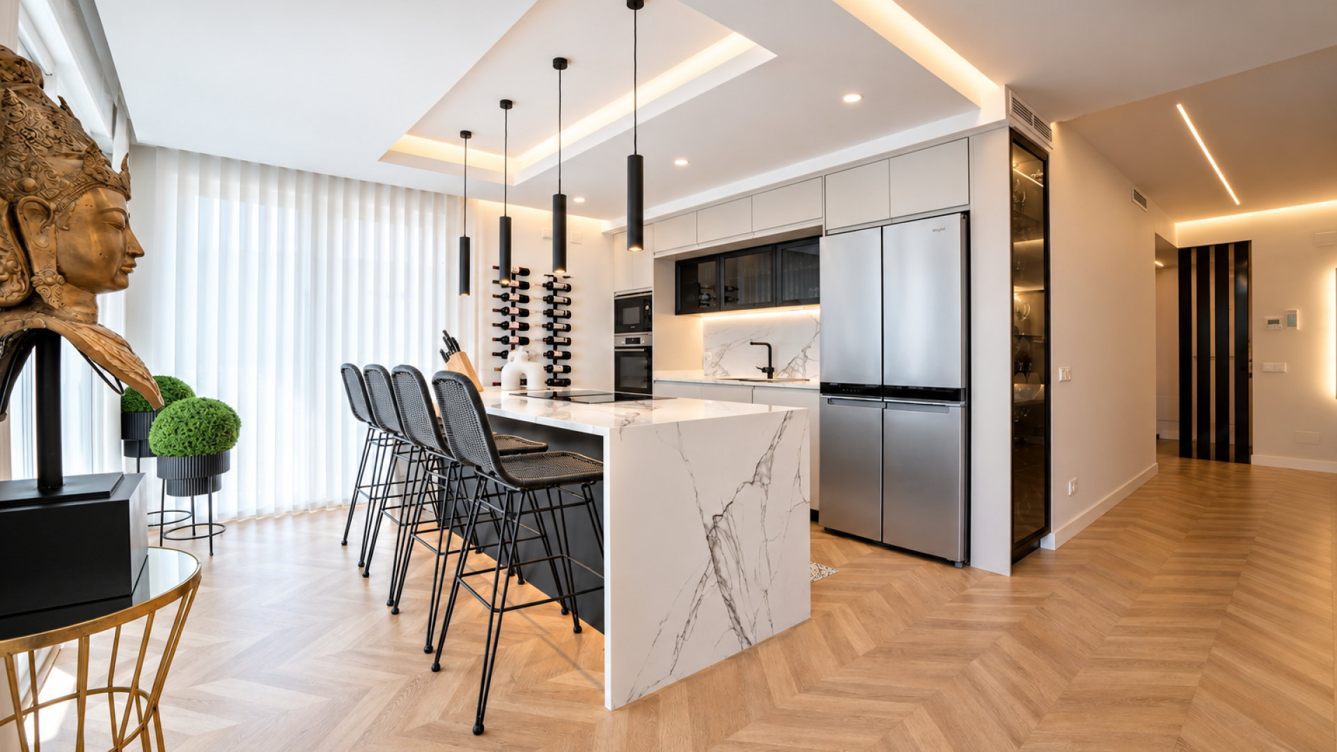 Luxury Renovated Apartment with Private South-Facing Terrace in Las Tortugas, Nueva Andalucía
