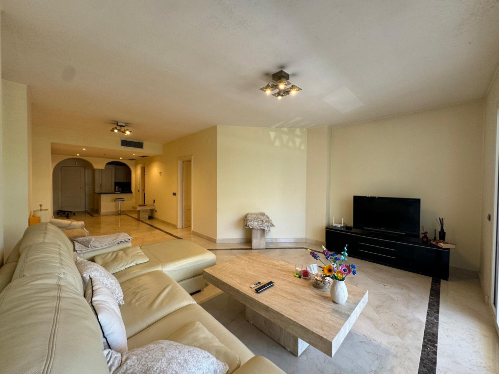 Luxurious one-bedroom apartment in Puerto Banus with access to three pools, gardens, 24/7 concierge, and a private garage. Close to dining, shops, and public transport. Perfect for stylish and convenient living.Luxurious one-bedroom apartment in Puerto.