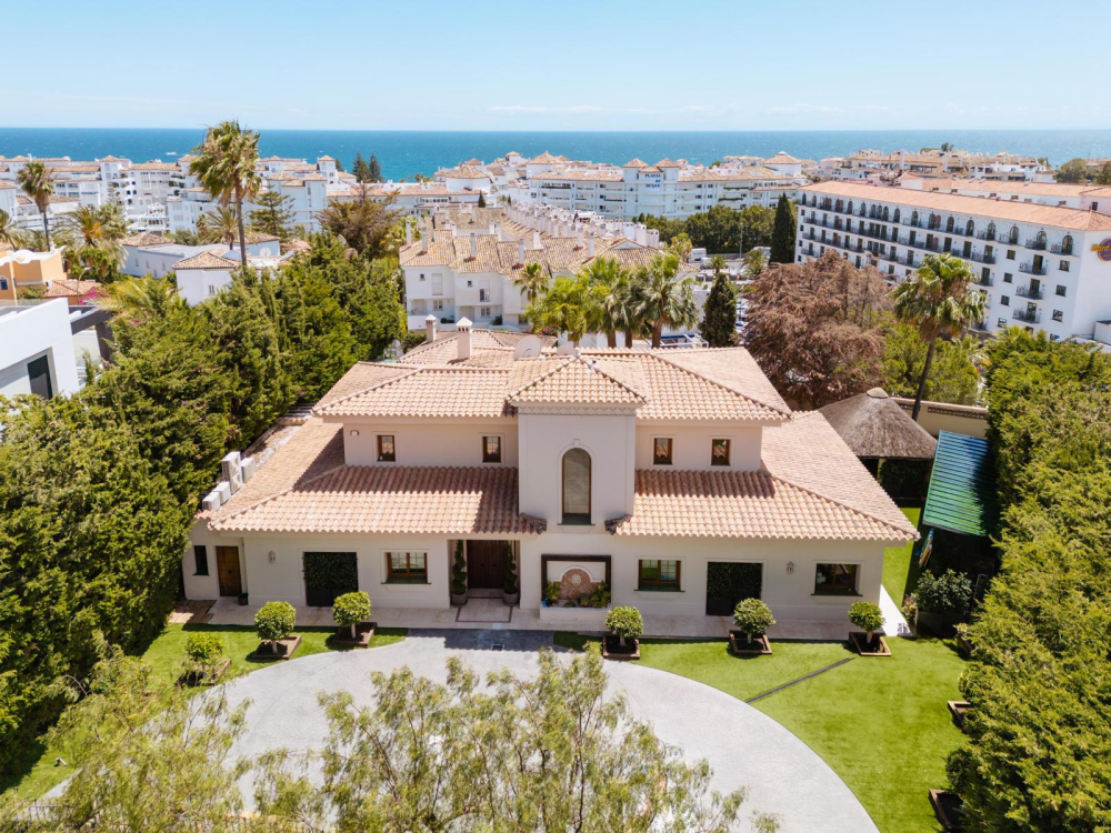 Luxurious villa in Marbella with pool.
