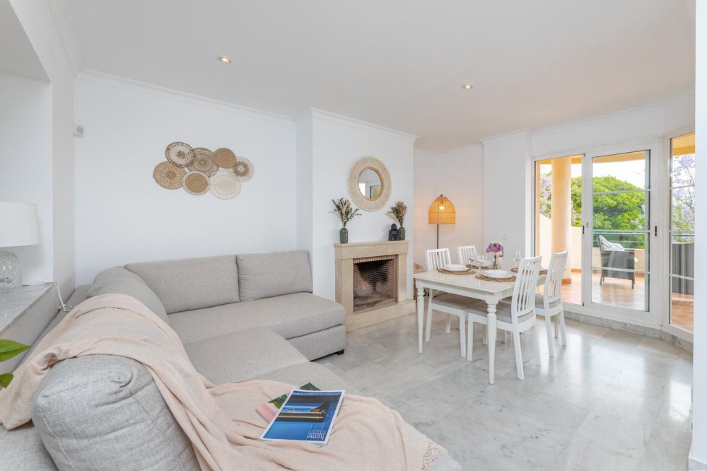 Amplio apartamento de 2 dormitorios con vistas a La Concha en Señorio de Aloha, Marbella