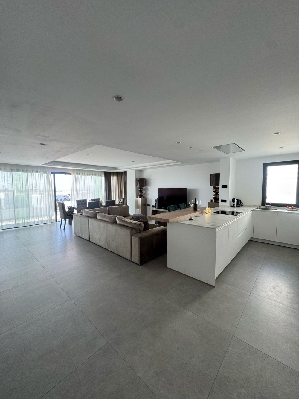 Moderno apartamento de 4 dormitorios con piscina.