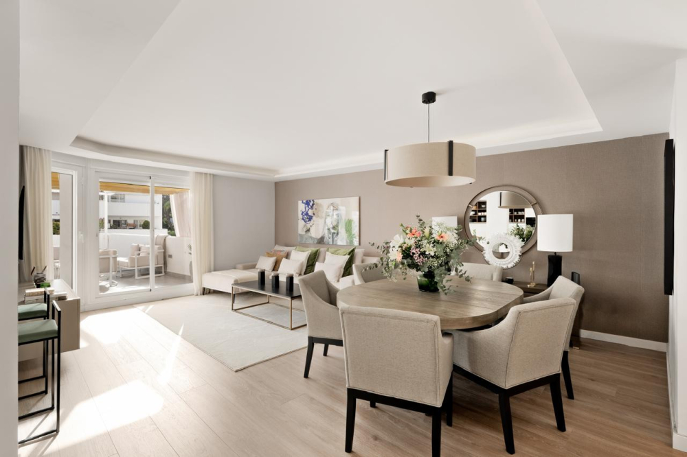 Moderno apartamento de 4 dormitorios con terraza en Marbella.
