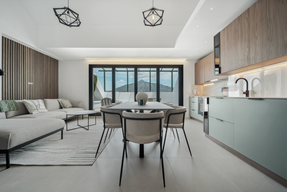 Duplex apartment, 3 bedrooms, stunning mountain and sea views.