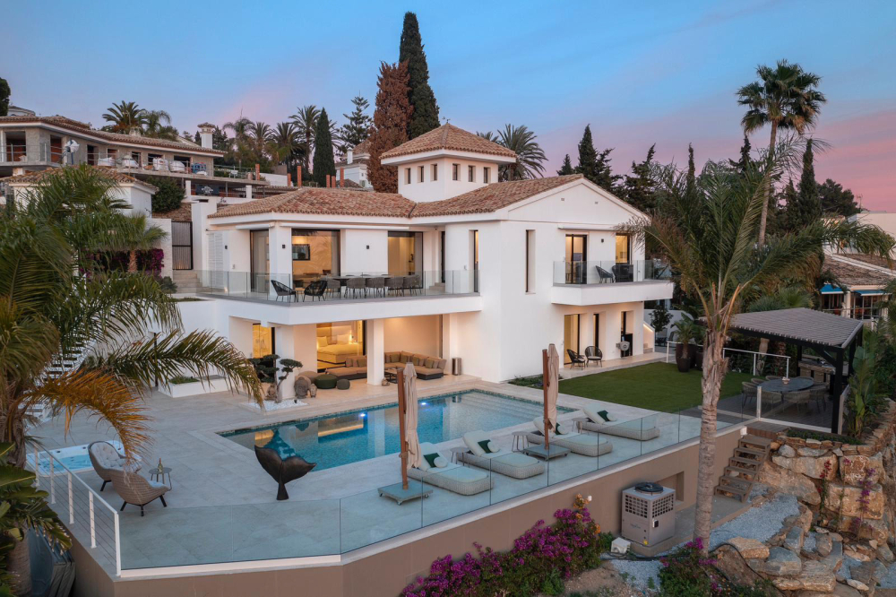 Villa for short term rent in El Rosario, Marbella East