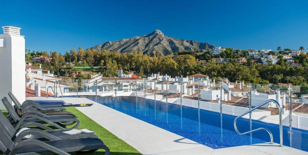 Moderno apartamento de 2 dormitorios en Nueva Andalucía con piscina en la azotea y ubicación privilegiada
