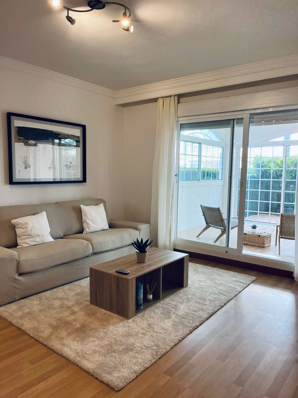 Moderno Apartamento en Planta Baja Cerca de Puerto Banús – Un Refugio Estiloso y Relajante