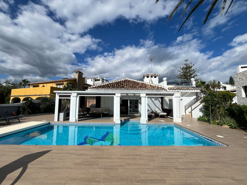 Elegante Villa en Nueva Andalucía – Espaciosa, Estilosa y Privada