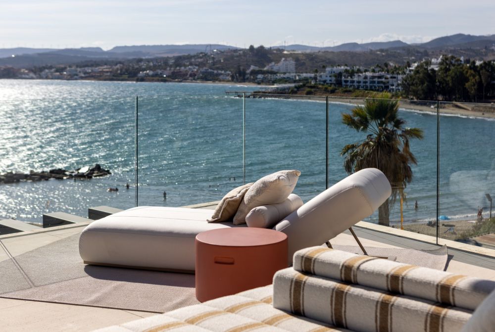 Ikkil Bay: eight luxury beachfront residences in Estepona with spacious terraces, sea views, and premium amenities.
